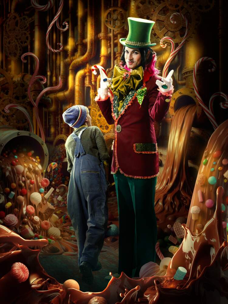 Charlie och Willy Wonka står i en fabrik omgiven av smält choklad och godis. Willy bär hög hatt och färgglada kläder.