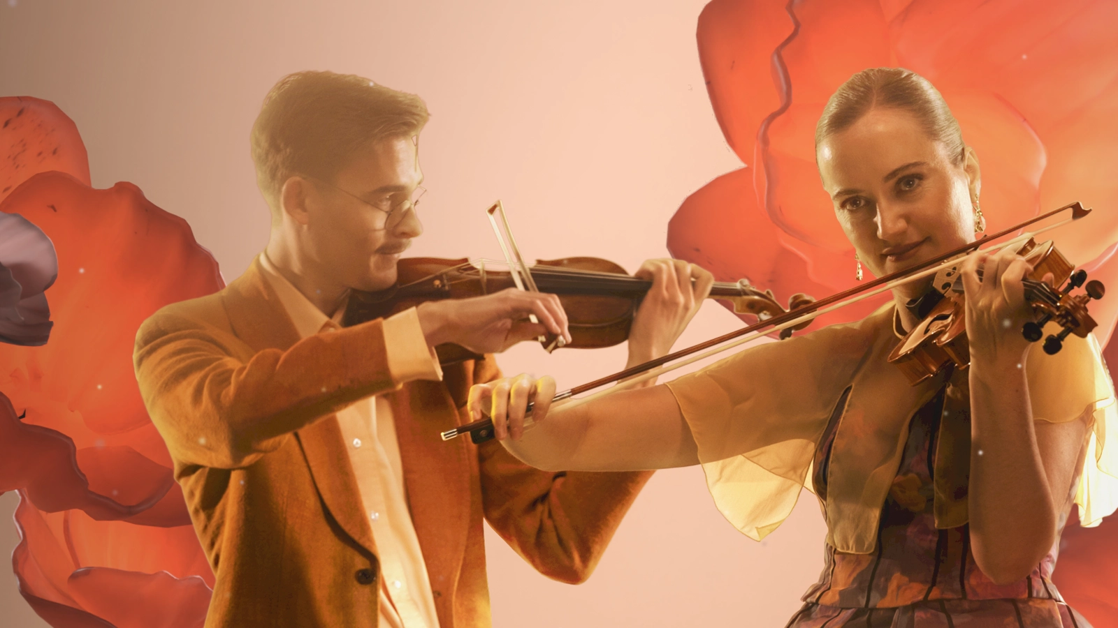 Två violinister står och spelar sina instrument. Stora kronblad liknande former svävar runt dem i persikofärgat ljus.