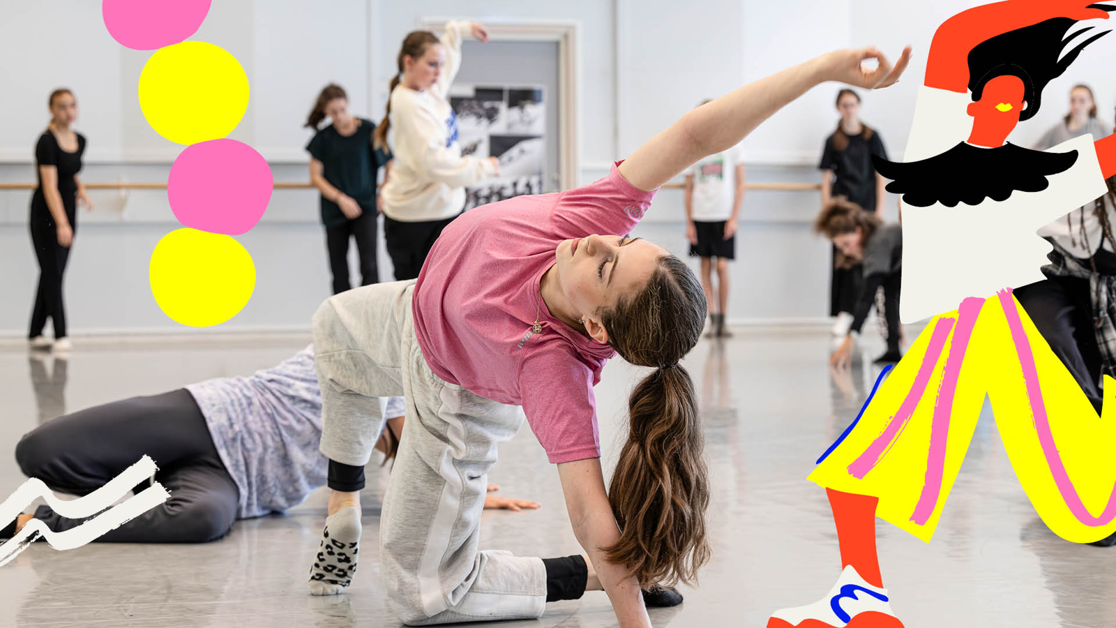 Ungdomar rör sig i en ljus dansstudio. En balanserar på vänstra hand och knä, och sträcker högra armen upp och bakåt.