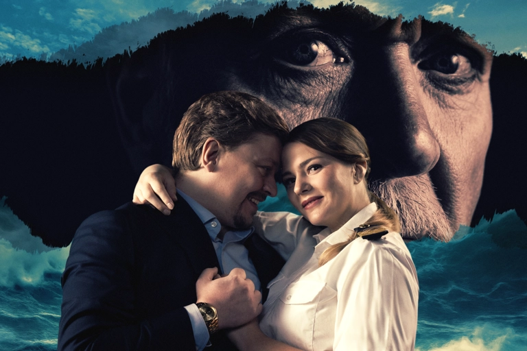 Luisa och Rodolfo omfamnar varandra. Bakom dem syns ett stormigt hav och en mörk ö, där greve Walters ansikte syns.